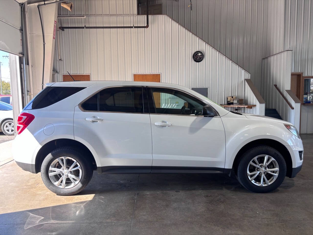 Used 2017 Chevrolet Equinox LS AWD/4WD image 9