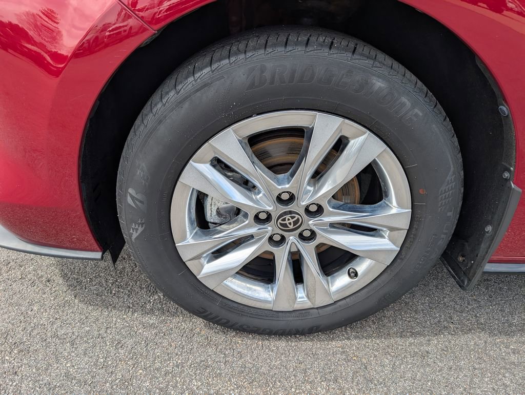 Used 2022 Toyota Sienna Limited image 12