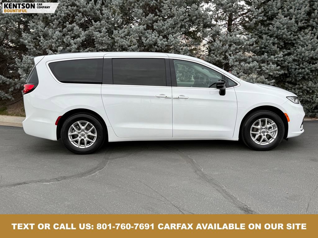 Used 2024 Chrysler Pacifica Touring-L image 10