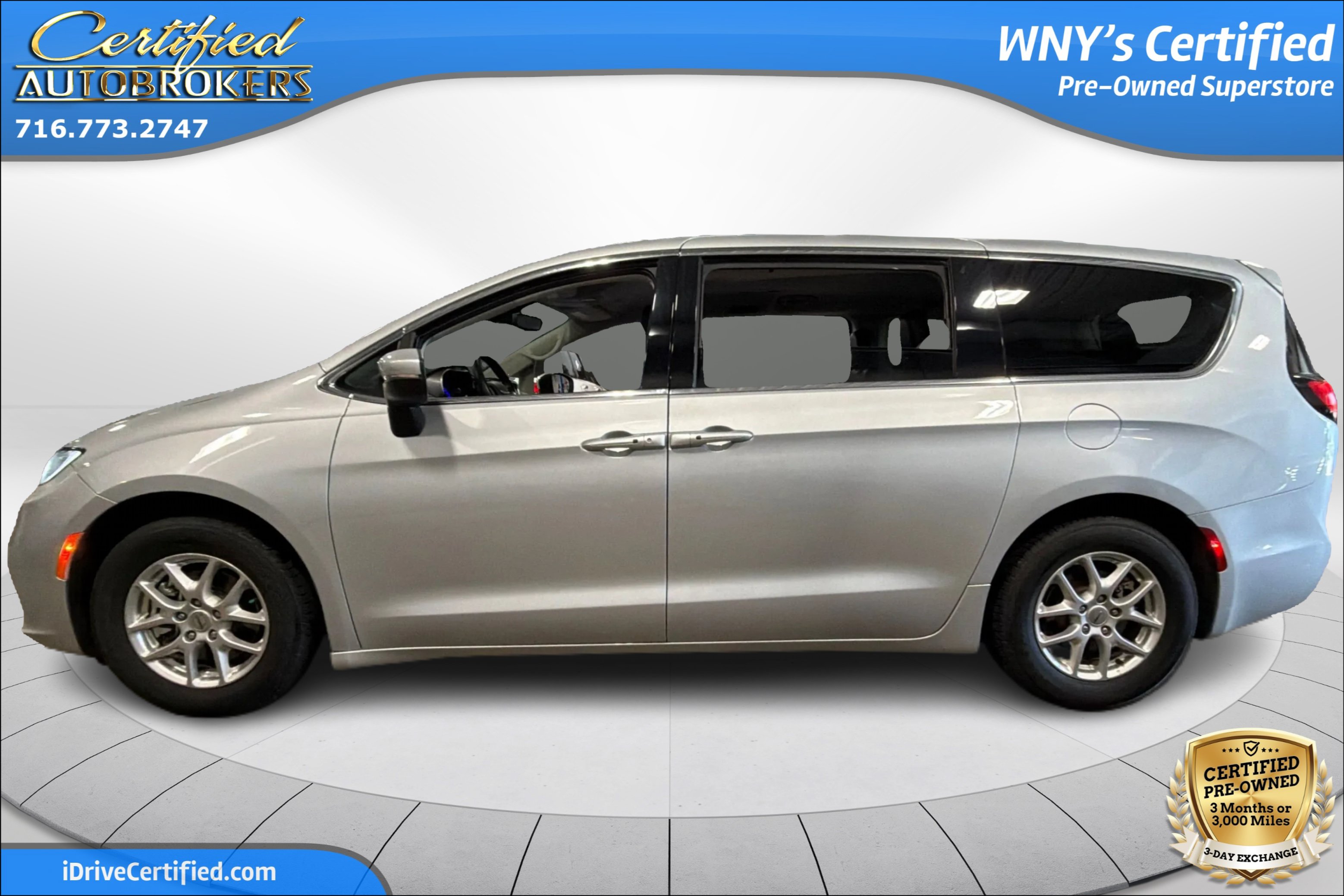 Used 2023 Chrysler Pacifica Touring-L FWD image 9