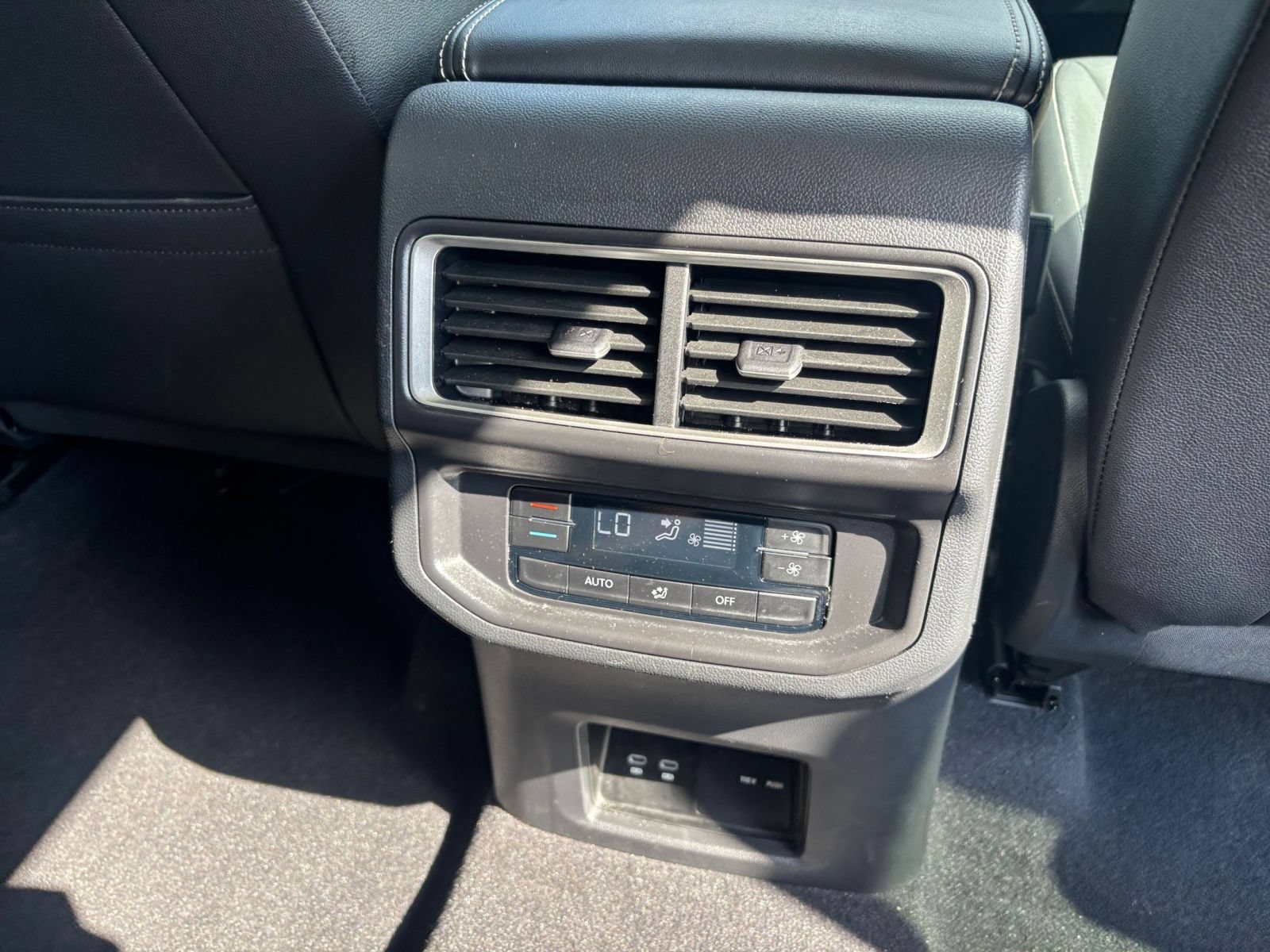 Used 2026 Volkswagen Atlas SE FWD image 21