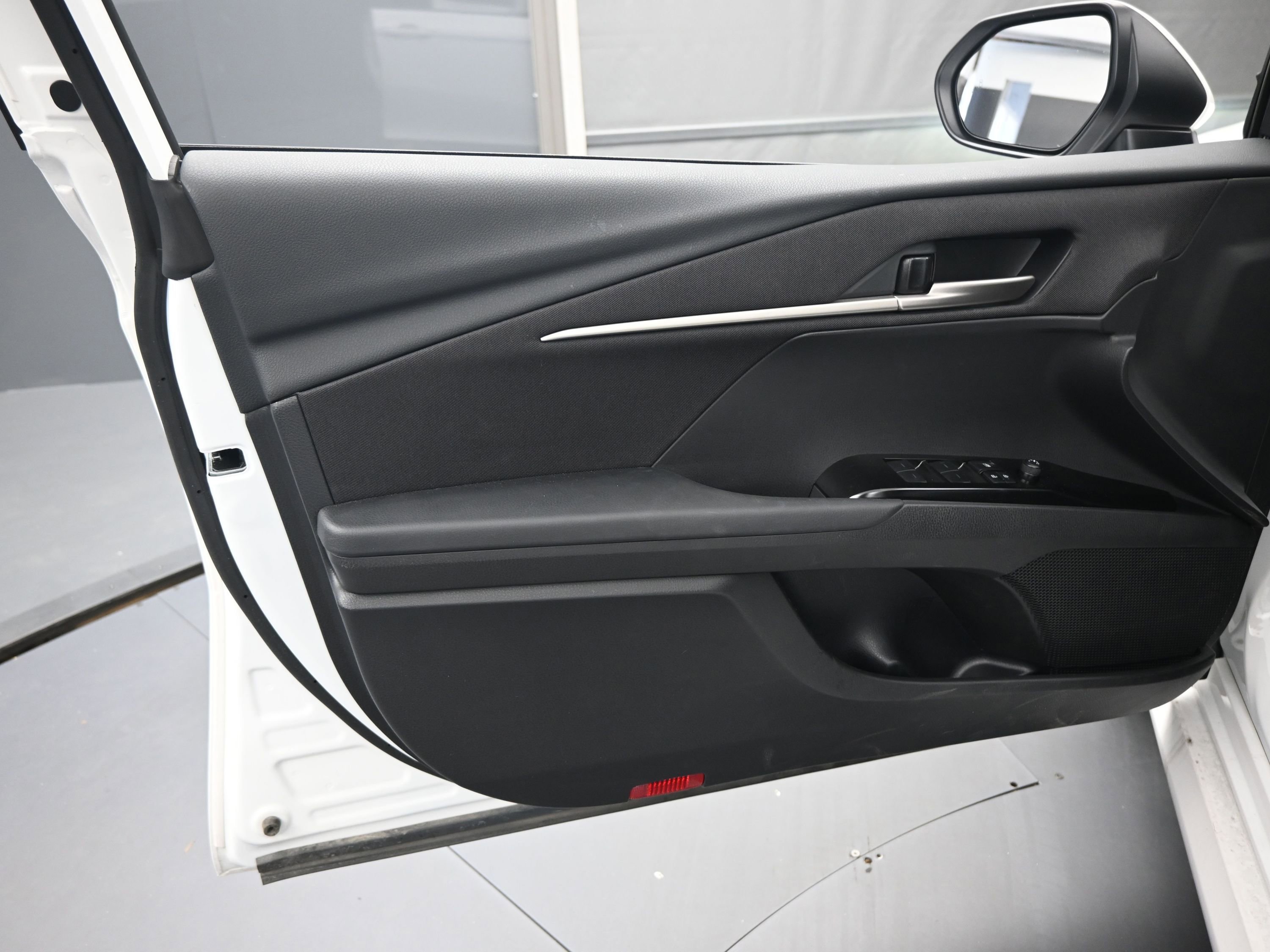 Used 2025 Toyota Camry LE w/ Convenience Package image 17