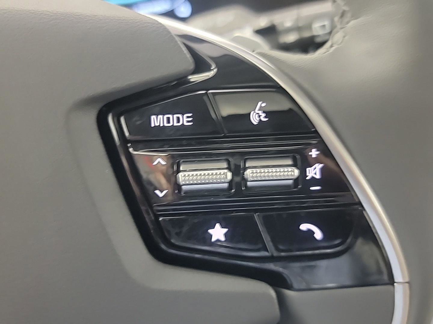 Used 2025 Kia Niro SX image 25