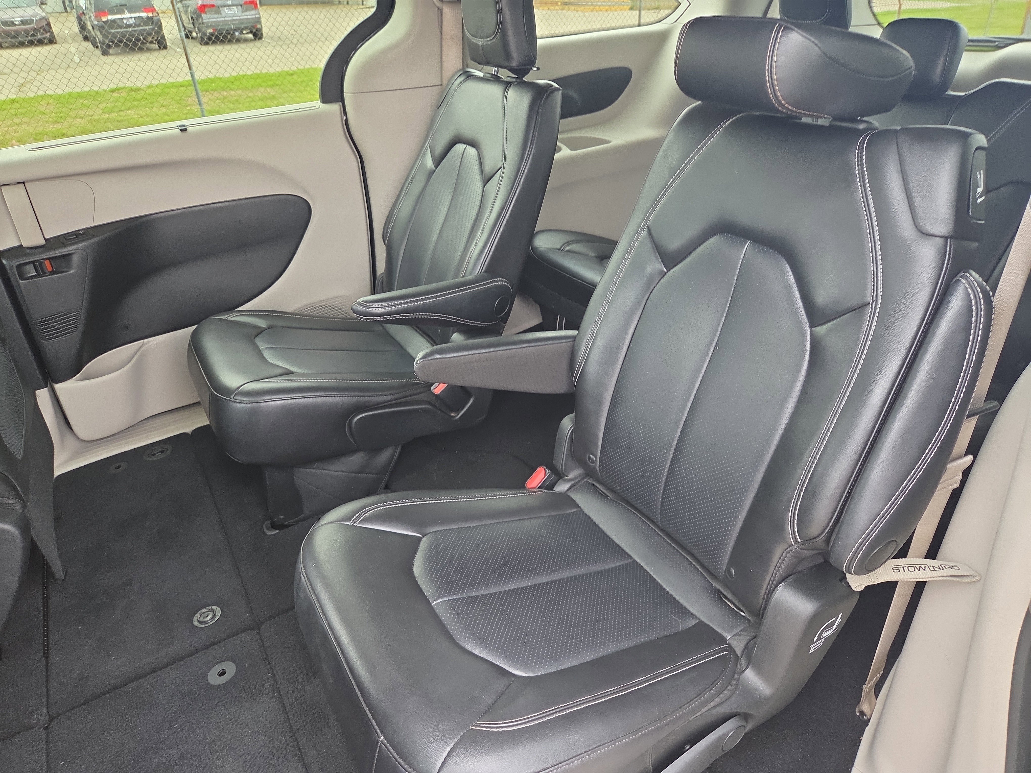 Used 2023 Chrysler Pacifica Touring-L FWD image 7