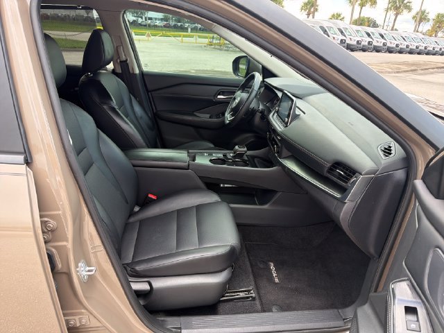 Used 2024 Nissan Rogue SV w/ SV Premium Package FWD image 14