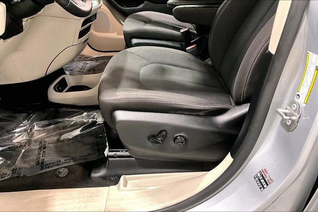Used 2022 Chrysler Voyager LX image 19
