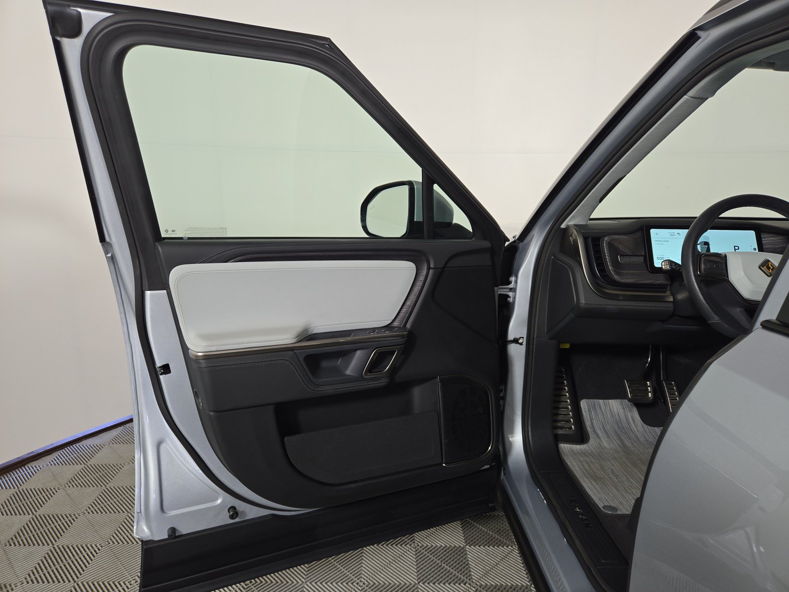 Used 2024 Rivian R1S Adventure AWD/4WD image 16