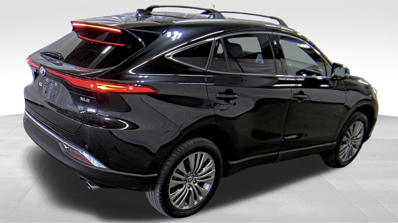 Used 2023 Toyota Venza XLE AWD/4WD image 2