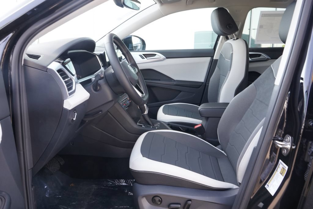 New 2026 Volkswagen Taos SE FWD image 6
