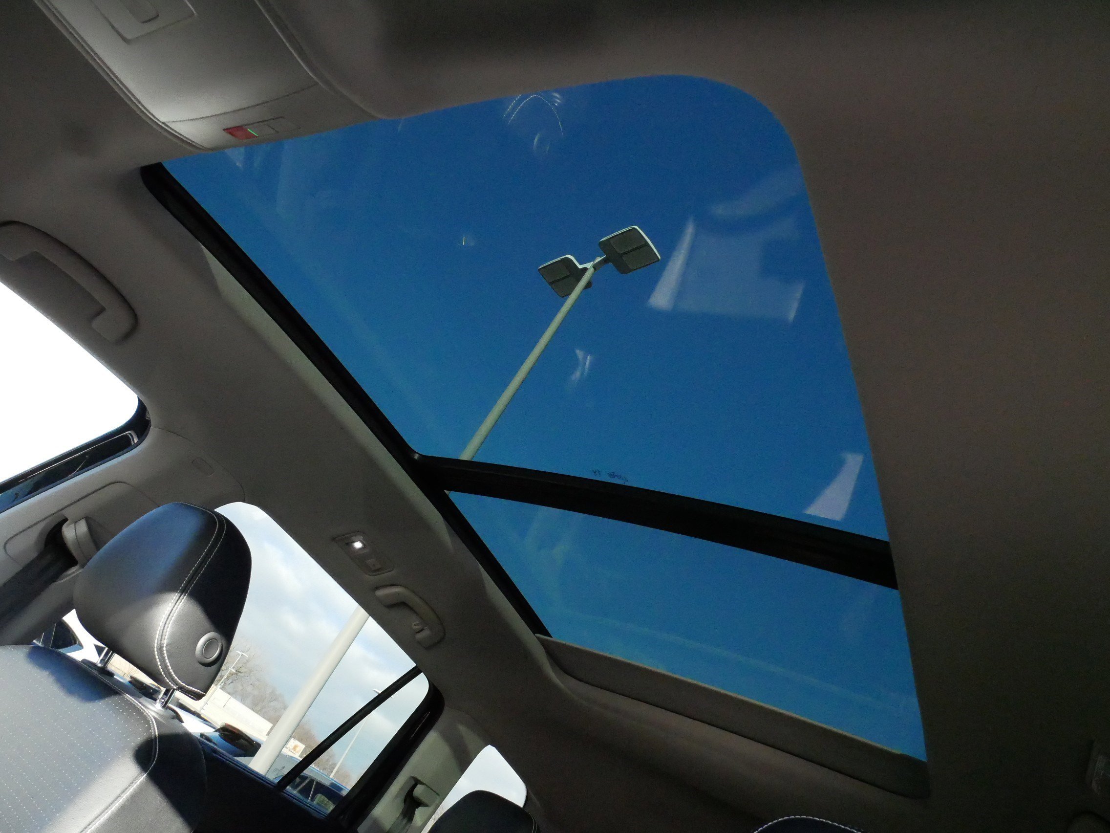 Certified 2023 Volkswagen Atlas SEL R-Line image 33