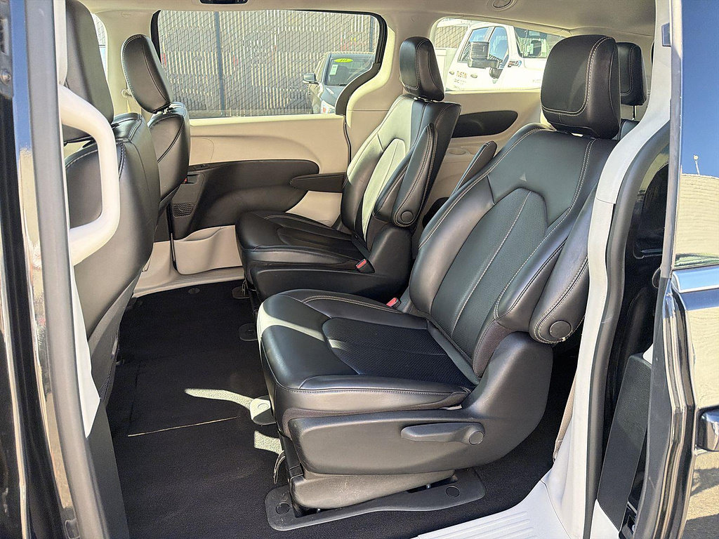 Used 2023 Chrysler Pacifica Touring-L FWD image 23