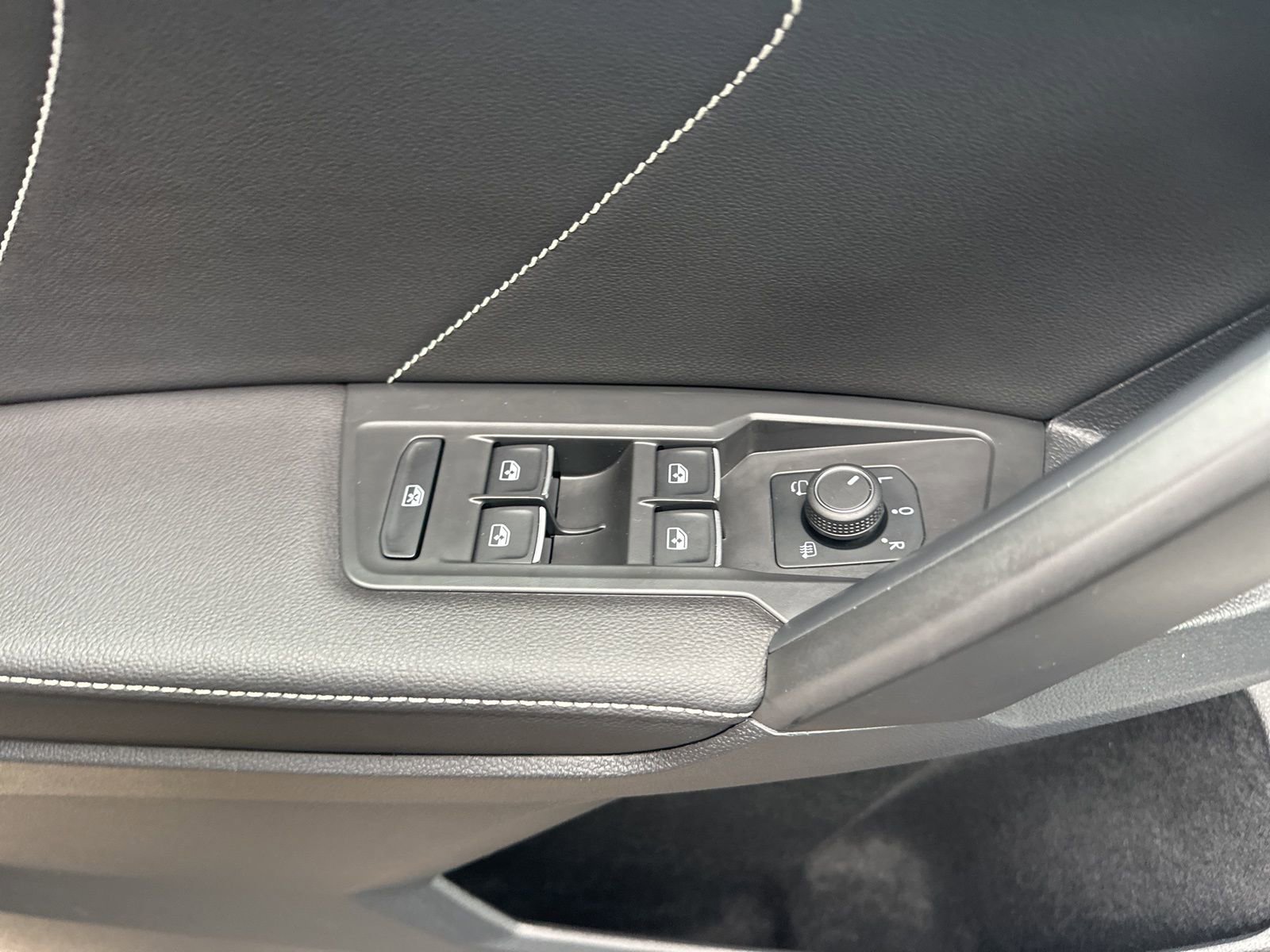 Certified 2022 Volkswagen Tiguan SEL R-Line image 11