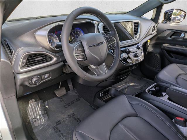 New 2026 Chrysler Pacifica Select image 3