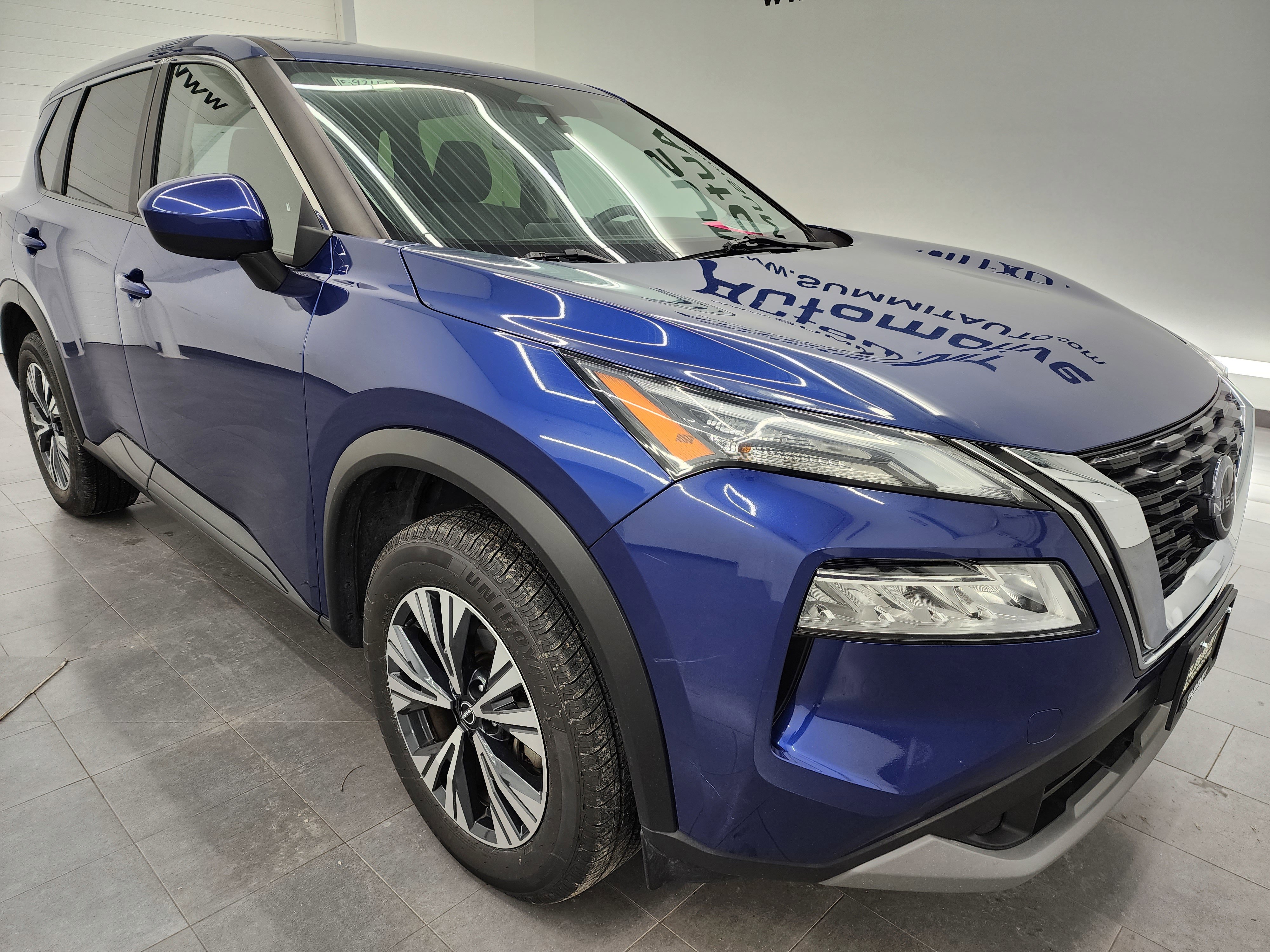 Used 2023 Nissan Rogue SV image 2