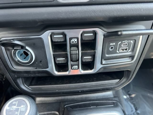 Used 2025 Jeep Wrangler Unlimited Sahara AWD/4WD image 12