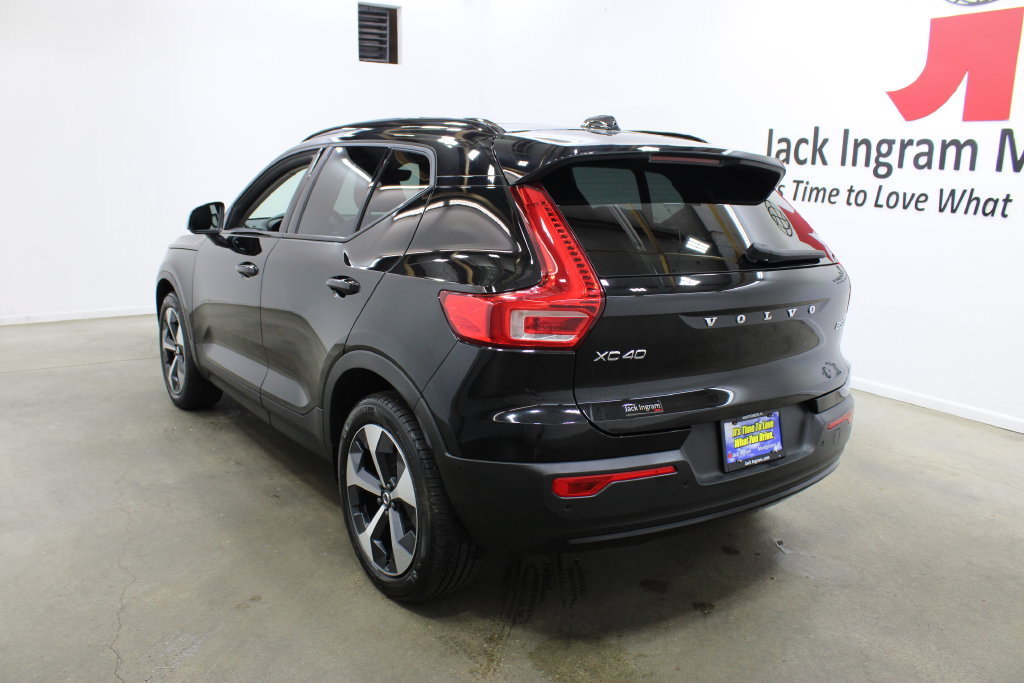 Certified 2026 Volvo XC40 B5 Plus AWD/4WD image 3