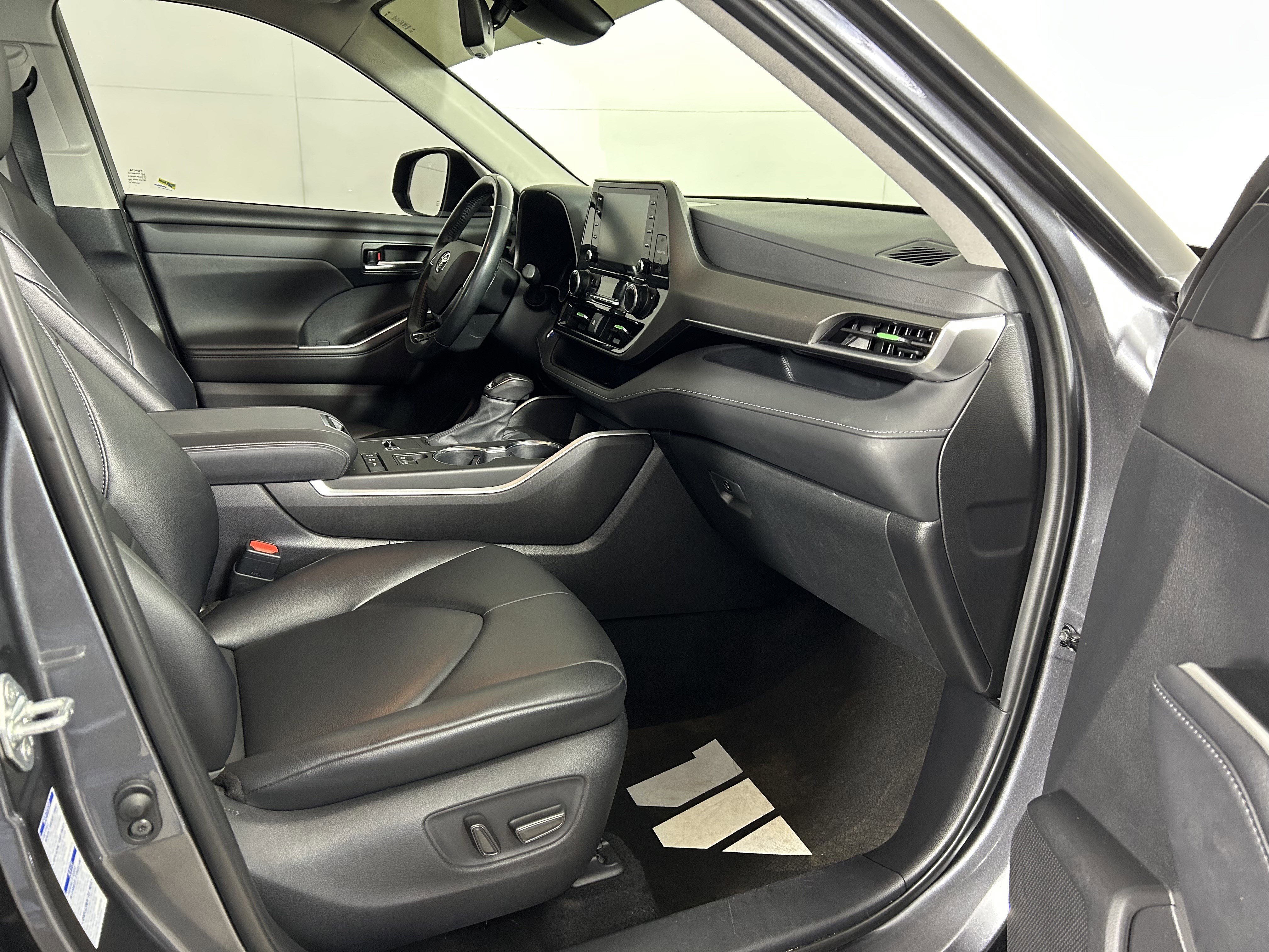 Used 2021 Toyota Highlander XLE image 32