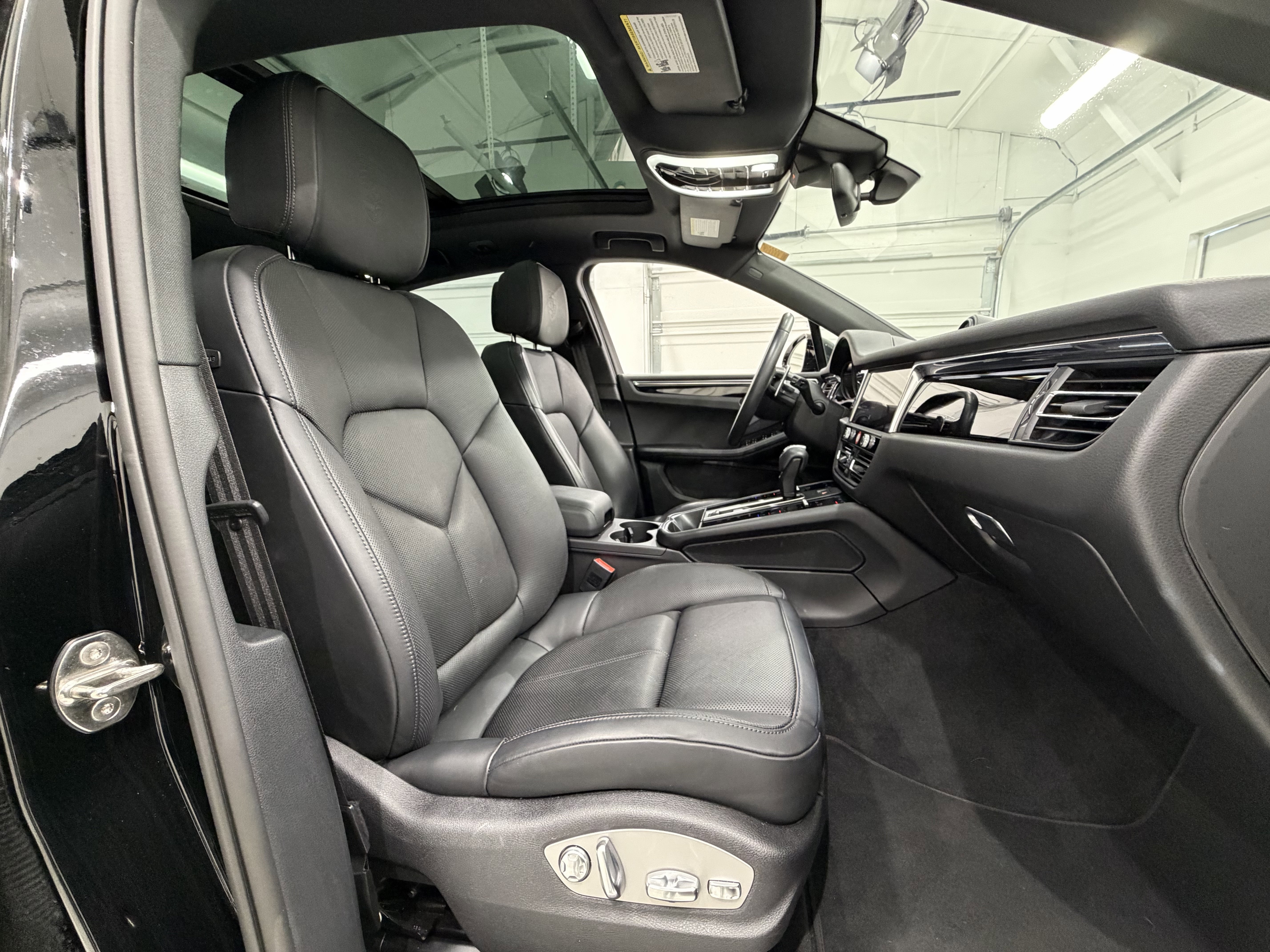 Certified 2025 Porsche Macan image 23