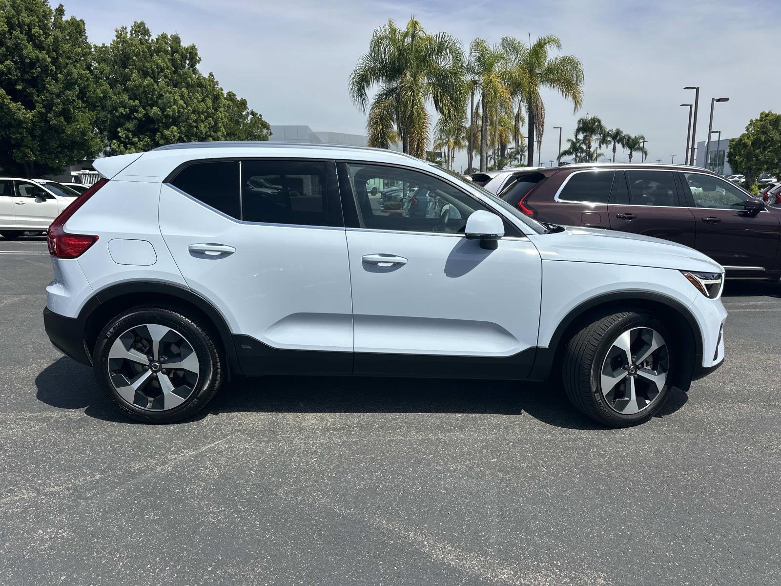 Used 2025 Volvo XC40 B5 Core w/ Climate Package image 3