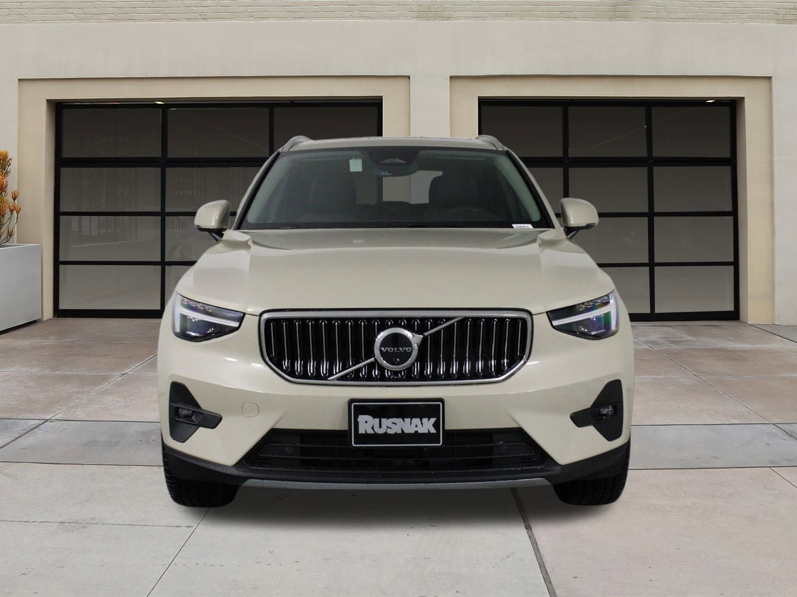New 2025 Volvo XC40 B5 Ultra w/ Climate Package image 2