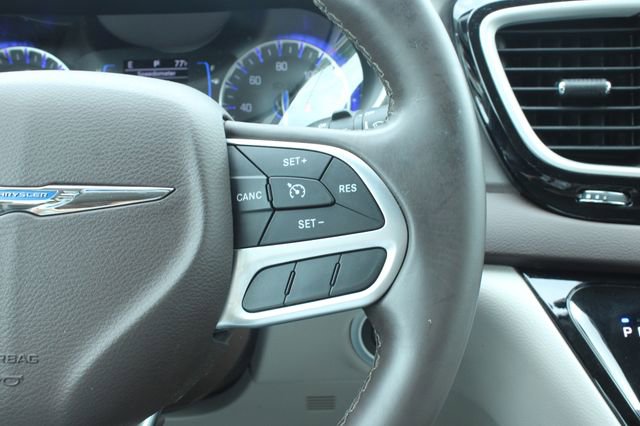 Used 2017 Chrysler Pacifica Touring-L w/ Tire & Wheel Group FWD image 27