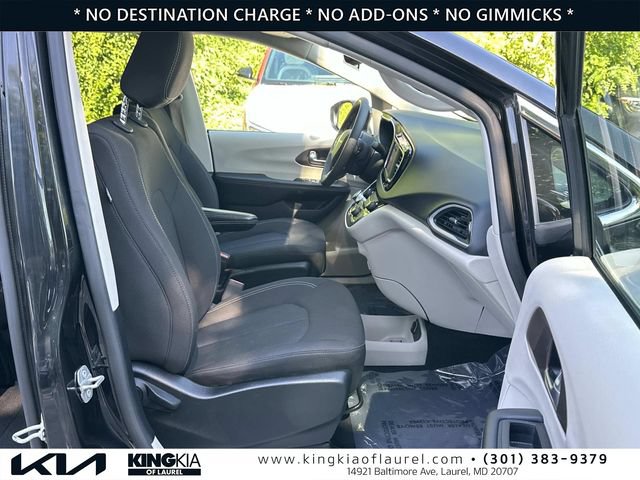 Used 2023 Chrysler Voyager LX FWD image 16