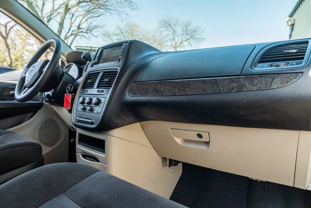 Used 2018 Dodge Grand Caravan SE w/ UConnect Hands-Free Group FWD image 42