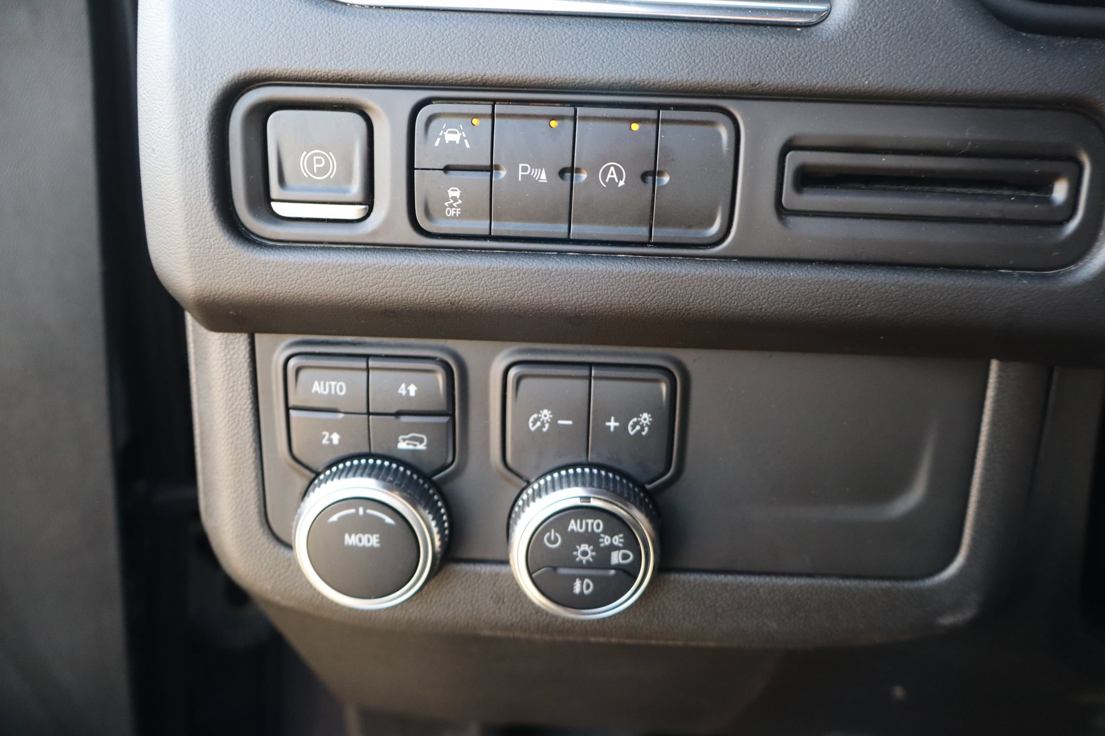 Used 2023 GMC Yukon SLT AWD/4WD image 13