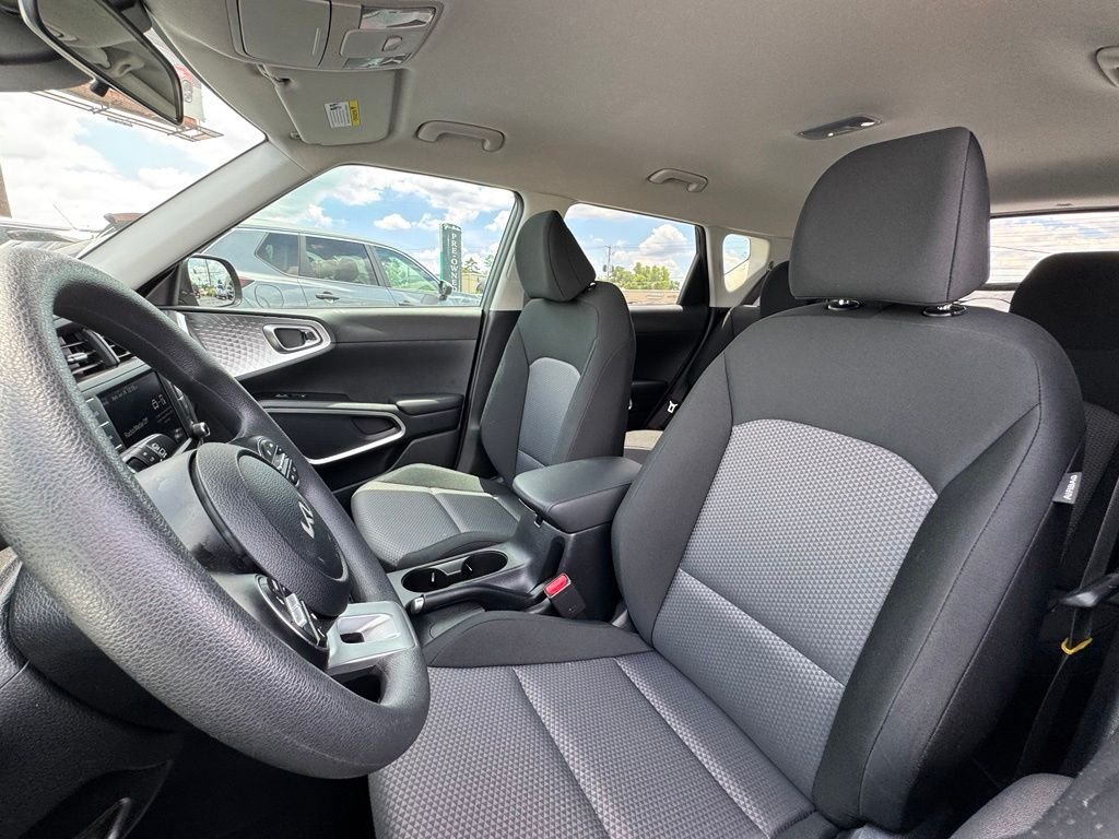Used 2025 Kia Soul LX FWD image 15