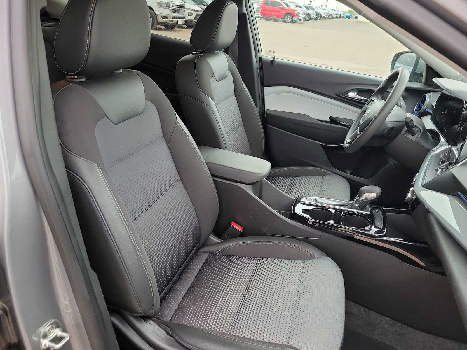 Used 2025 Chevrolet Trax LT FWD image 18