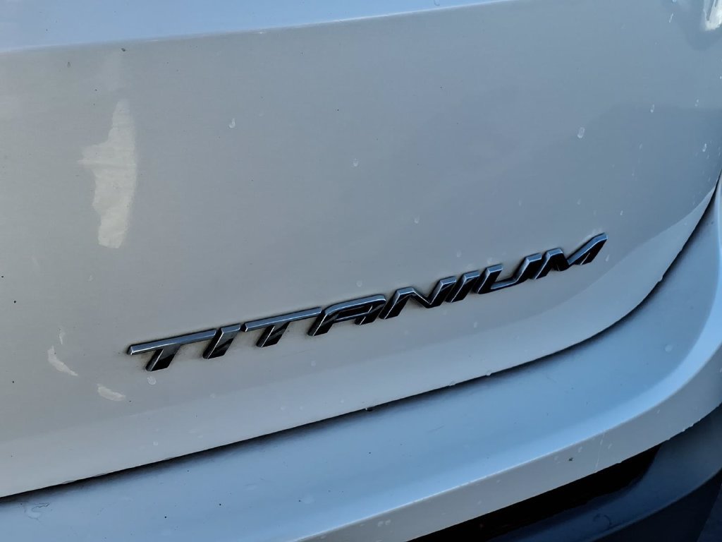 Used 2018 Ford Edge Titanium w/ Technology Package FWD image 9