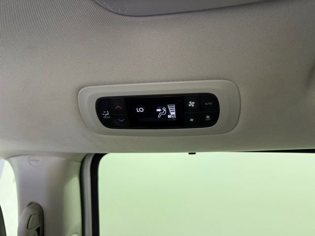Used 2024 Chrysler Pacifica Touring-L image 27