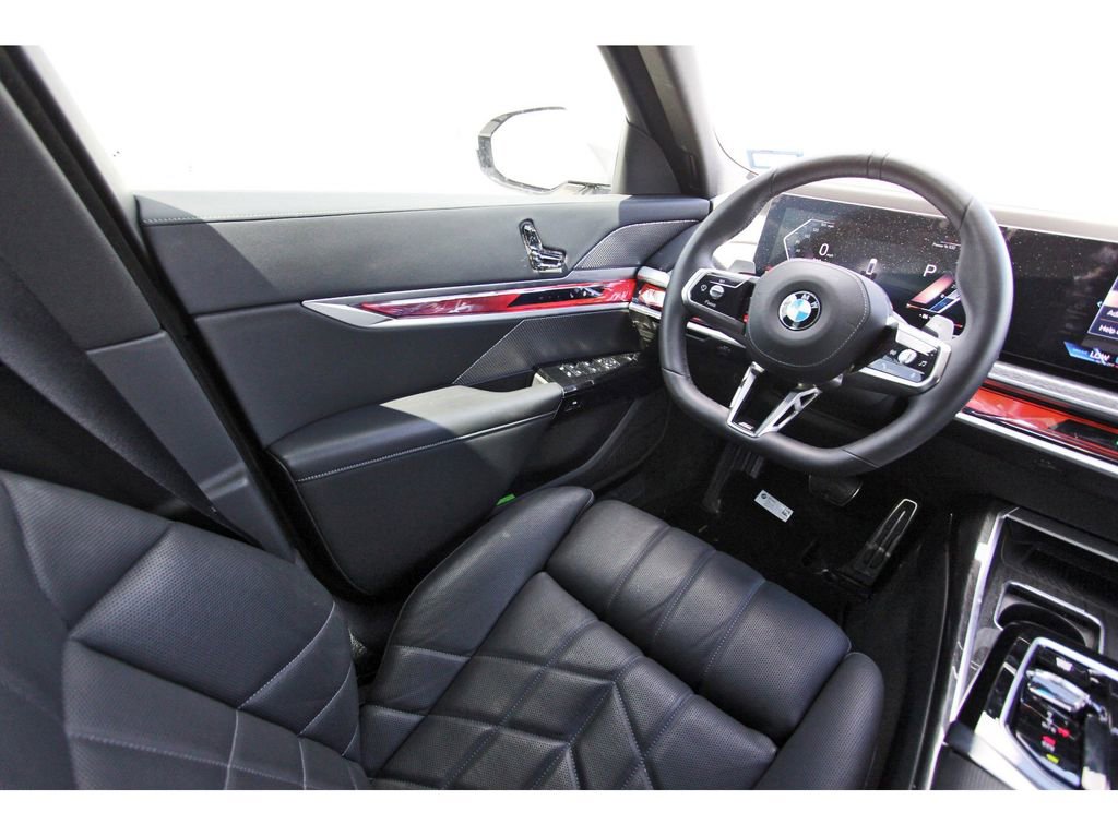 Used 2025 BMW 740i image 8
