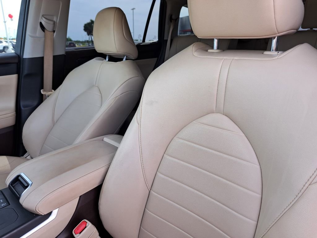 Used 2022 Toyota Highlander XLE FWD image 19