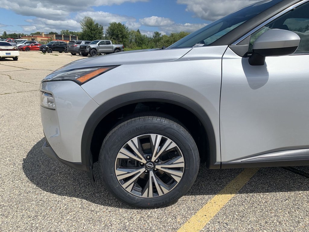 Used 2023 Nissan Rogue SV image 2