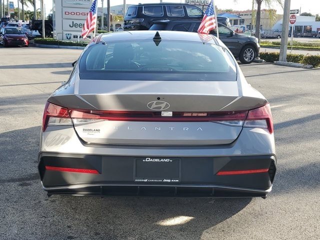 Used 2025 Hyundai Elantra SEL image 6