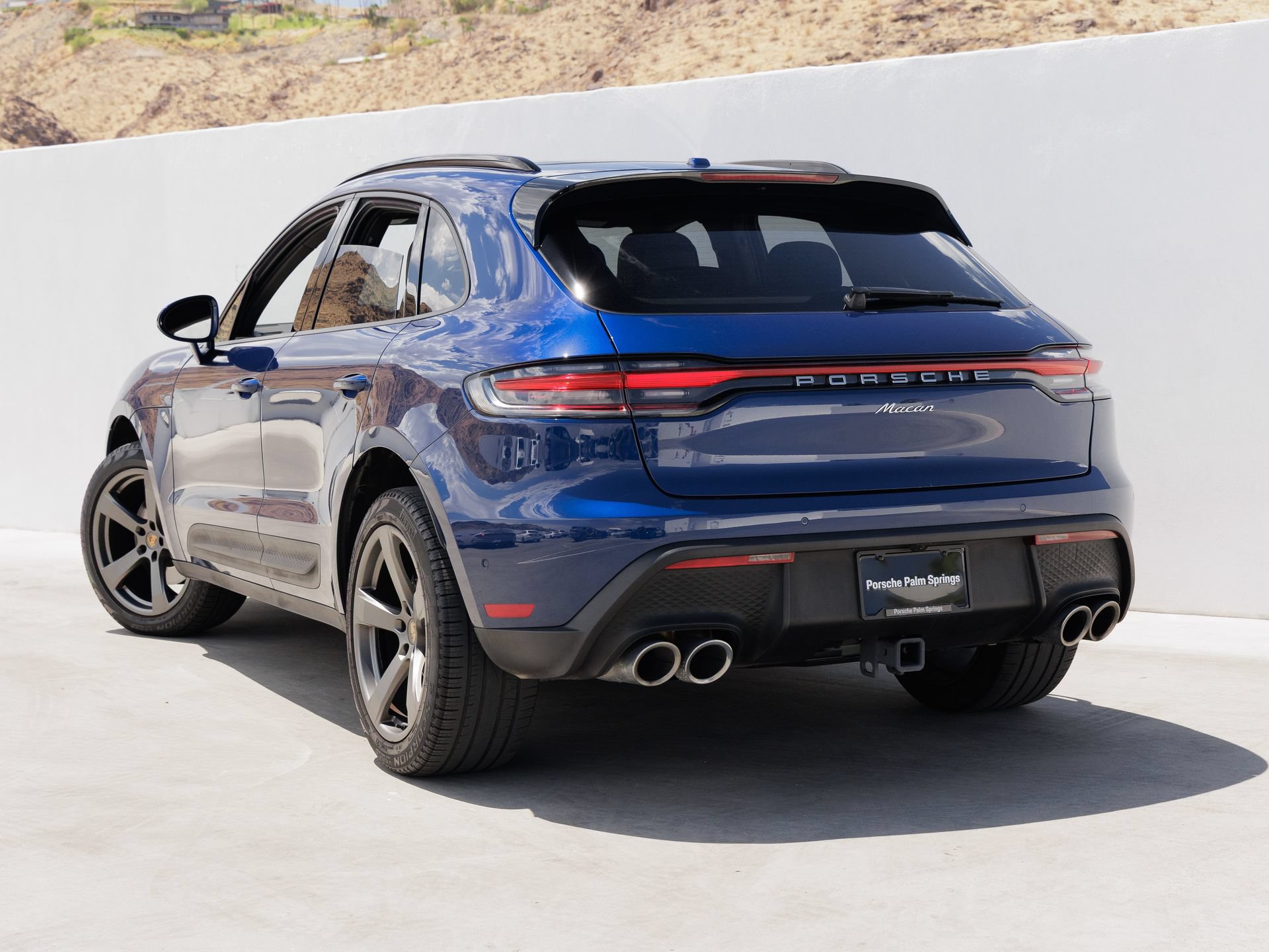 Certified 2022 Porsche Macan AWD/4WD image 3
