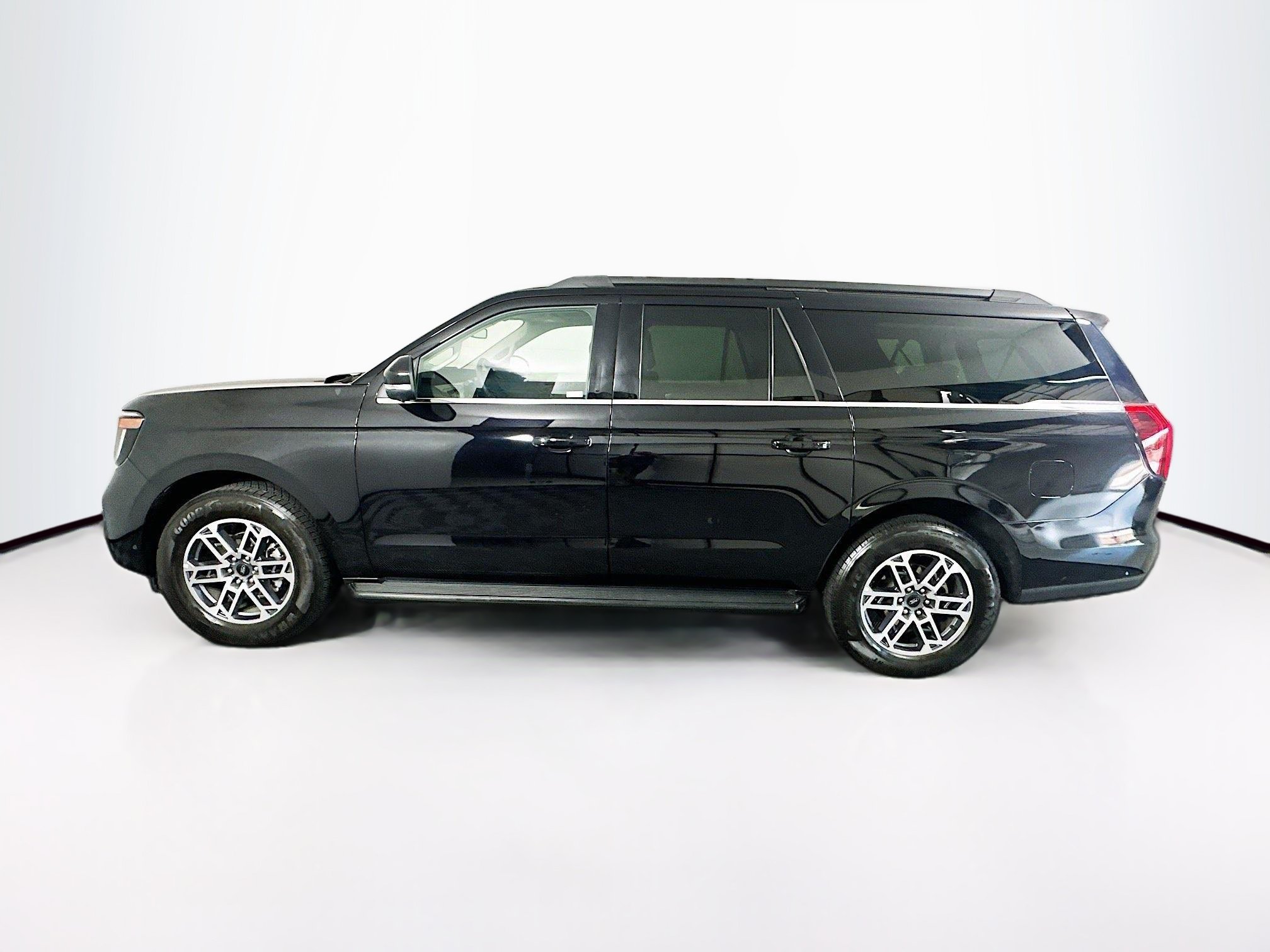 Used 2025 Ford Expedition Max Active RWD image 4