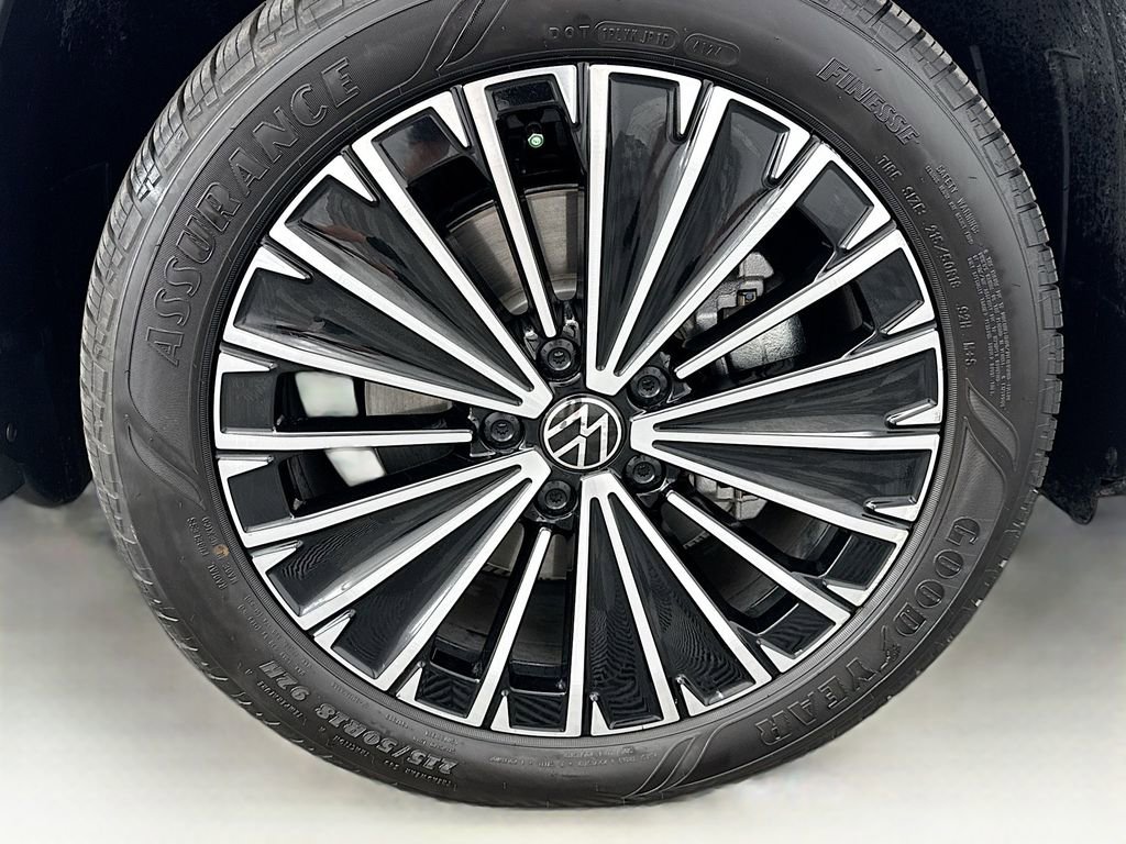 Used 2025 Volkswagen Taos SE w/ Panoramic Sunroof Package image 30
