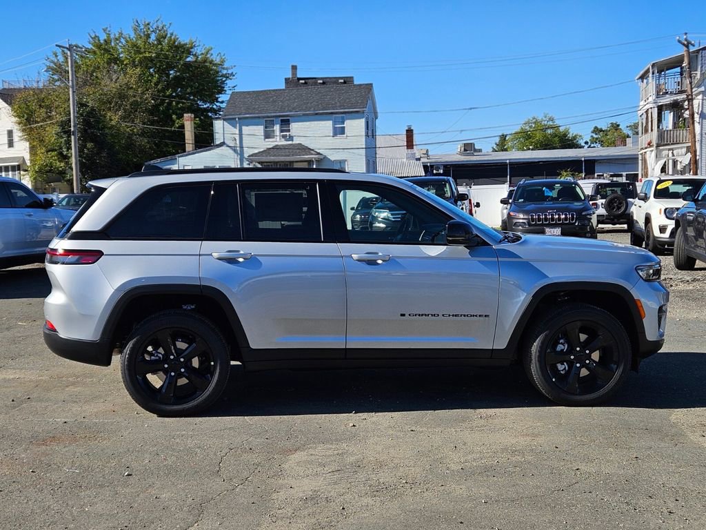 New 2025 Jeep Grand Cherokee Altitude image 6