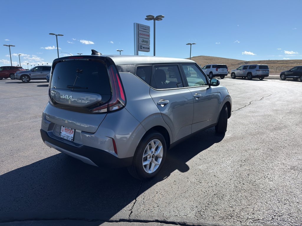 Used 2025 Kia Soul LX FWD image 5