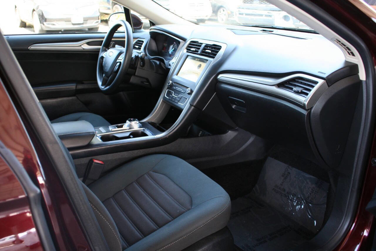 Used 2018 Ford Fusion SE w/ Fusion SE Technology Package FWD image 22