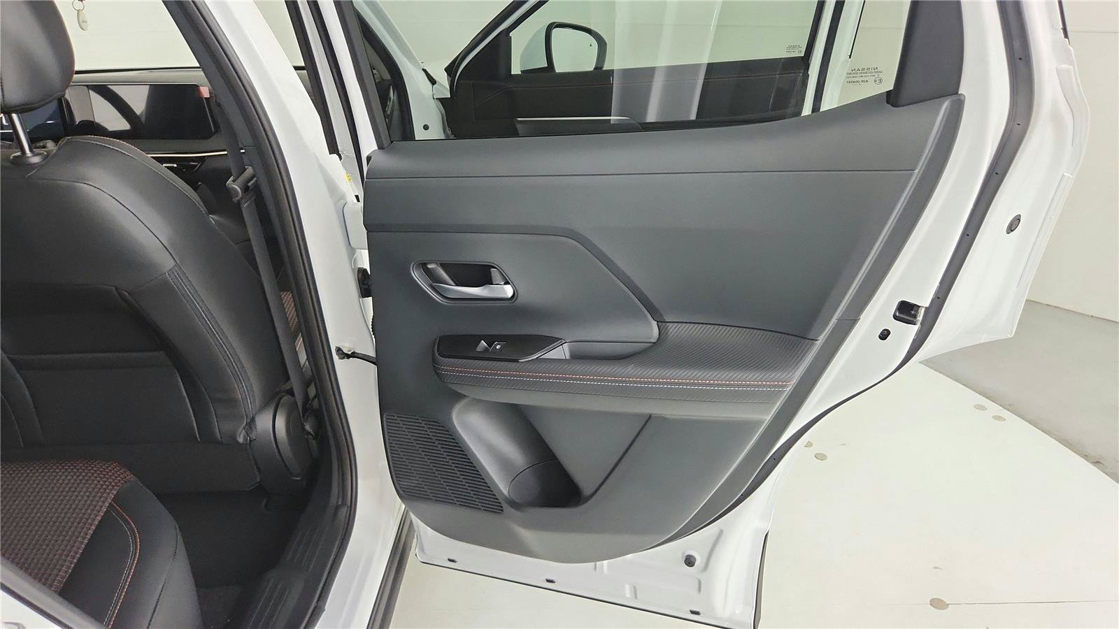 Used 2025 Nissan Kicks SR AWD/4WD image 28