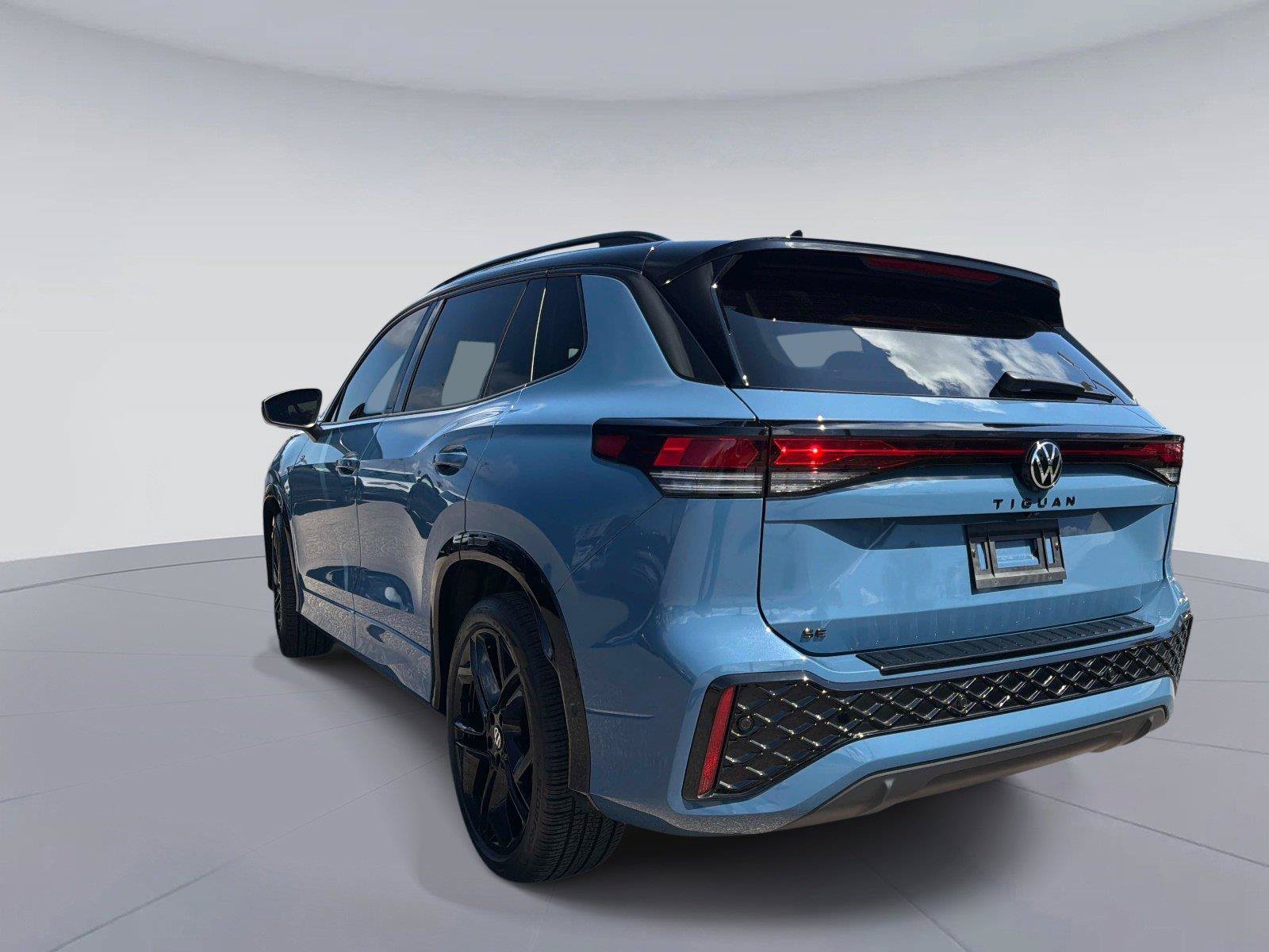Used 2026 Volkswagen Tiguan SE R-Line FWD image 5
