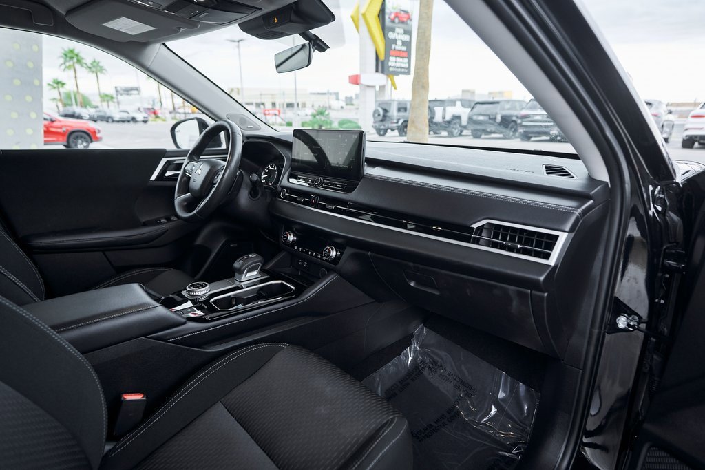 Used 2025 Mitsubishi Outlander ES image 29