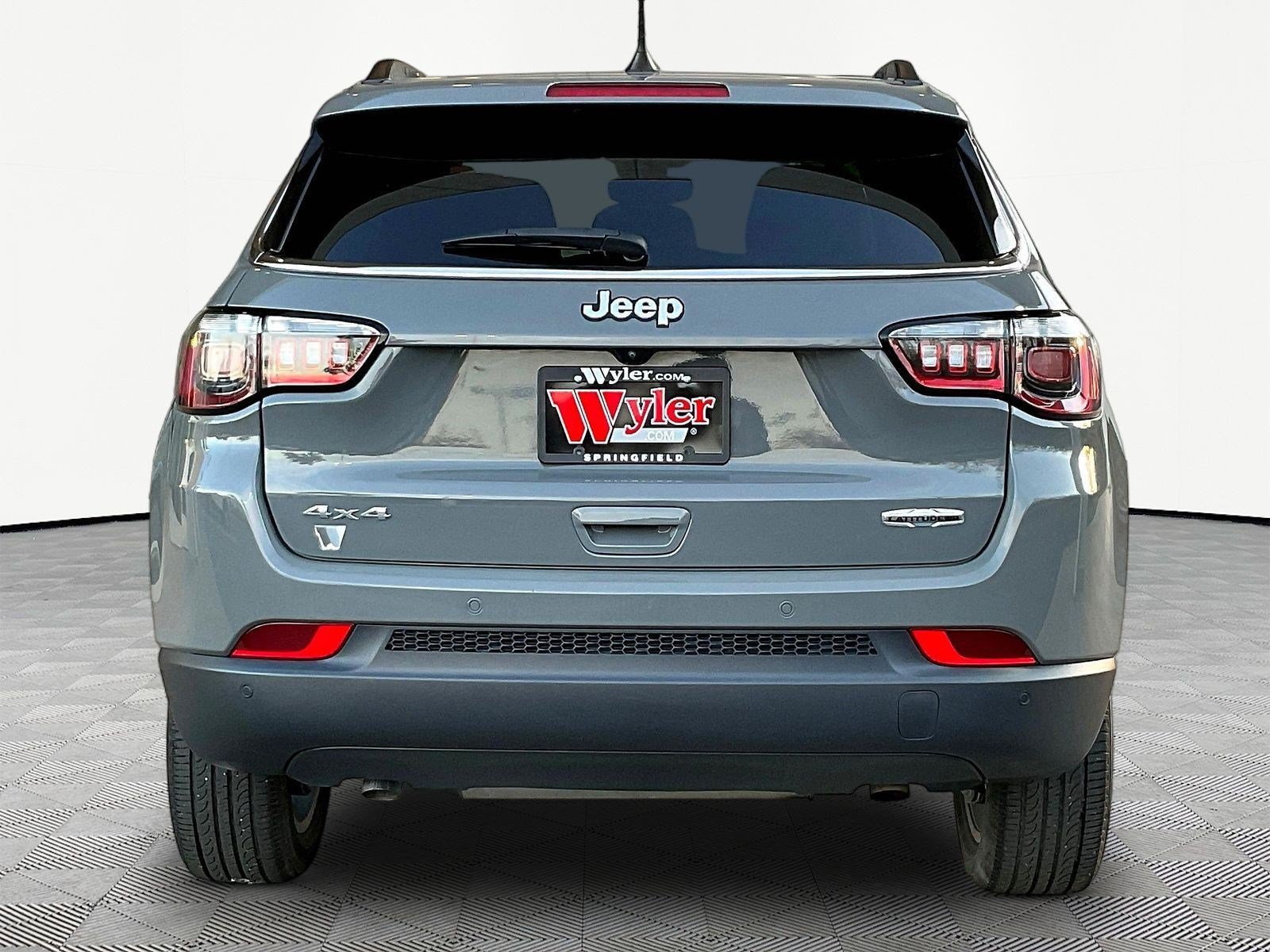 Used 2023 Jeep Compass Latitude w/ Sun and Sound Group AWD/4WD image 5