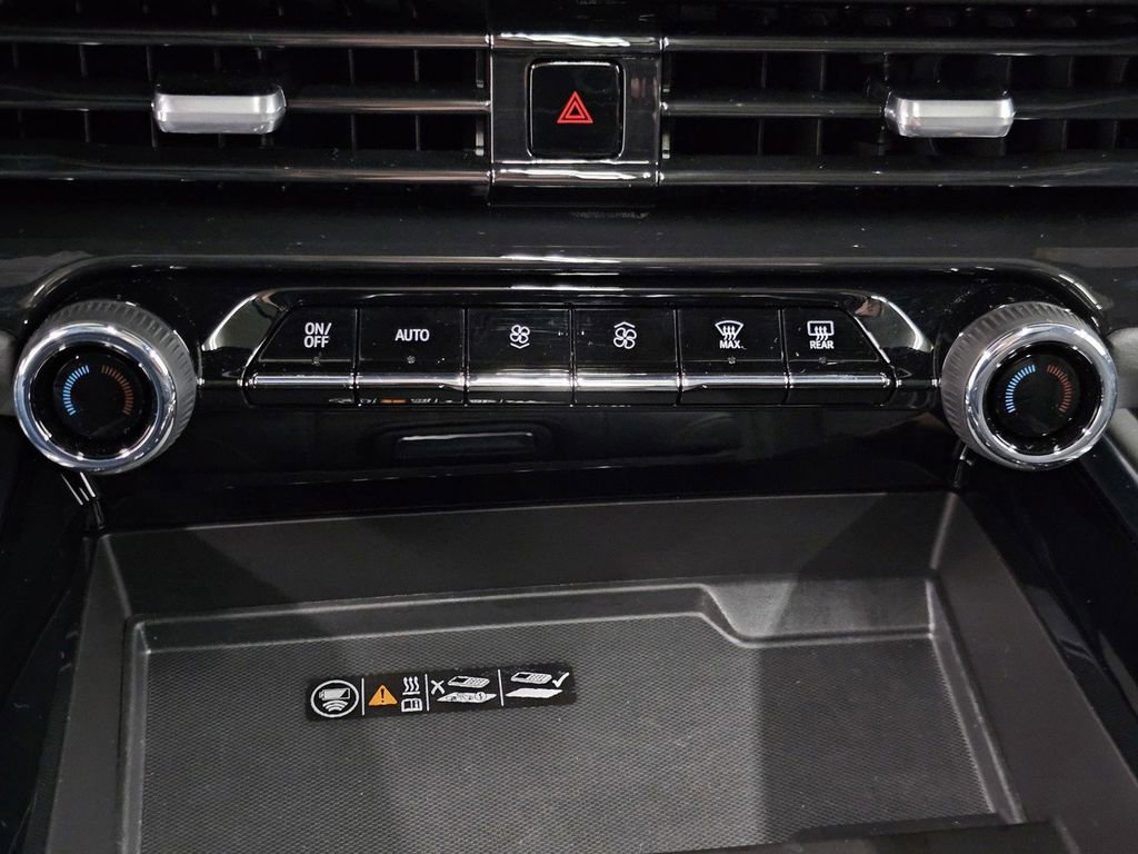 Used 2025 Chevrolet Suburban High Country AWD/4WD image 20
