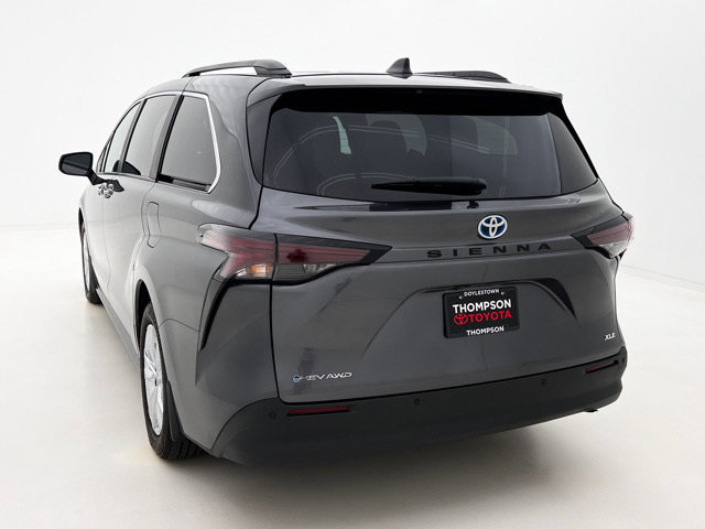 Used 2025 Toyota Sienna XLE w/ XLE Plus Package AWD/4WD image 8