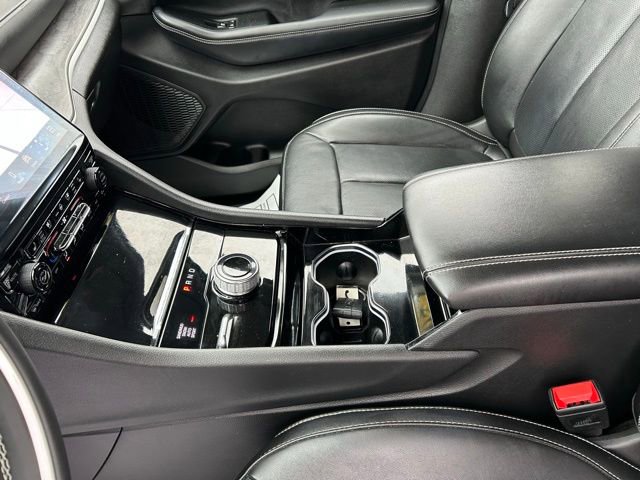 Used 2023 Jeep Grand Cherokee Limited w/ Luxury Tech Group II image 31