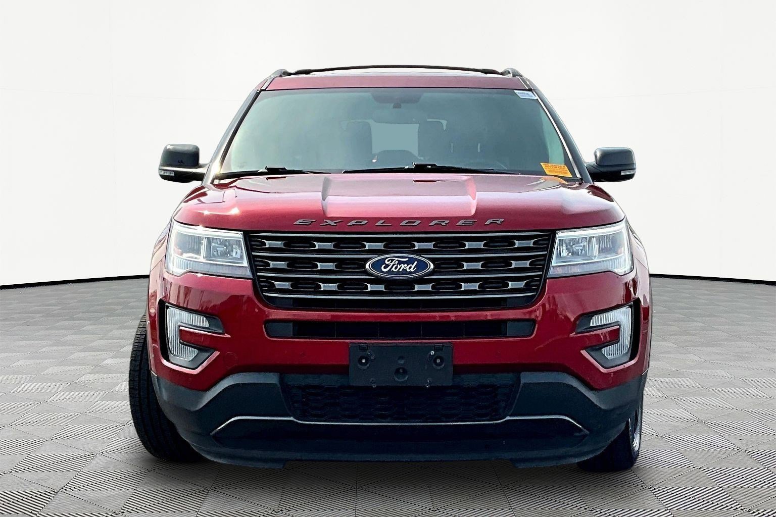 Used 2017 Ford Explorer XLT w/ Equipment Group 202A image 2